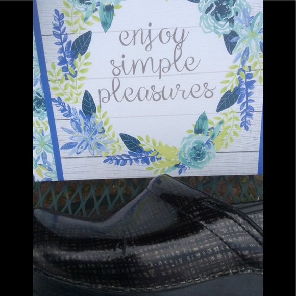 Dansko grid pattern clogs Size 11 - Picture 6 of 7